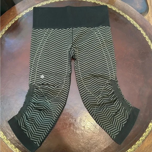 *SOLD* Lululemon In the Flow Crops - Picture 3 of 4